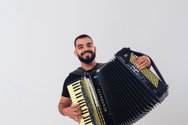 Gabriel Sousa tocando acordeon