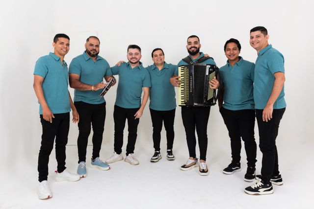 Banda de camisas azuis em clima de celebração