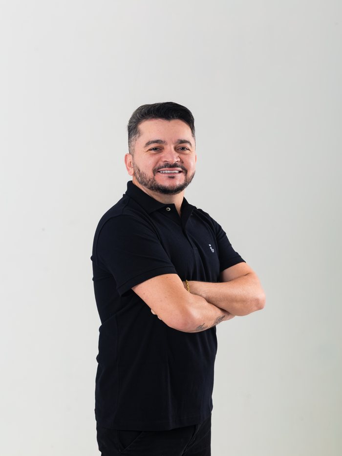 Marigeso Medeiros de braços cruzados