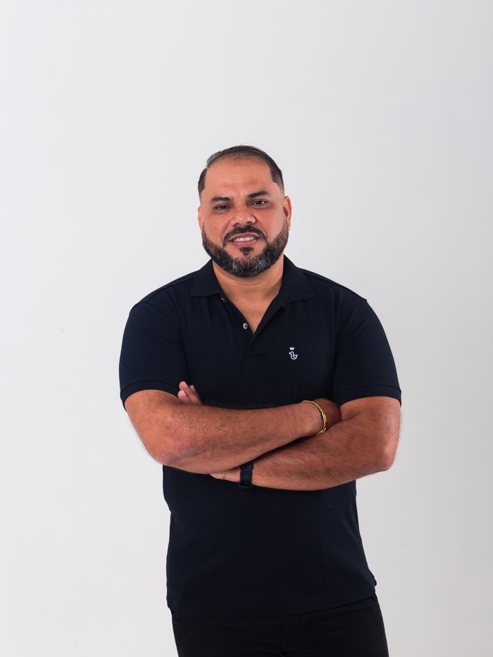 Renilson Silva de braços cruzados